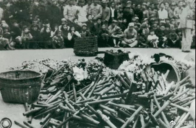 1950年2月24日，政務院發(fā)出《關于嚴禁鴉片煙毒的通令》。圖為政府收繳的煙具和賭具。
