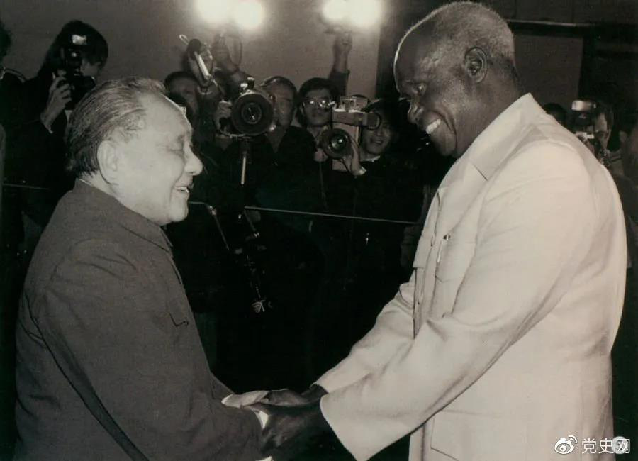 1988年3月1日，鄧小平在北京會見贊比亞總統(tǒng)肯尼斯·戴維·卡翁達。