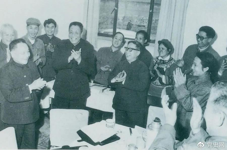 1978年3月2日，鄧小平到五屆全國人大一次會議云南和四川省代表團看望代表們。