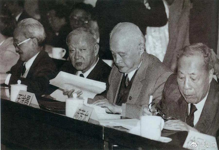 1986年3月，由4位老科學家倡議，經(jīng)鄧小平批示，中國制定實施了高技術(shù)研究發(fā)展計劃。圖為“863”計劃的4位倡導人王大珩（左2）、王淦昌（左3）、楊嘉墀（左1）、陳芳允（左4）。