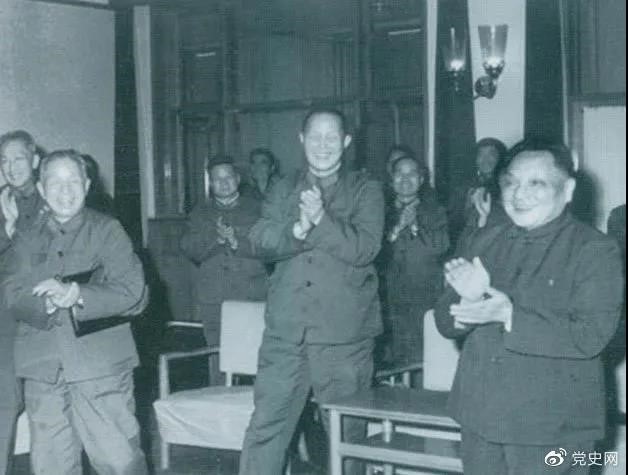 1978年3月，鄧小平和參加五屆人大一次會(huì)議的解放軍代表在一起。