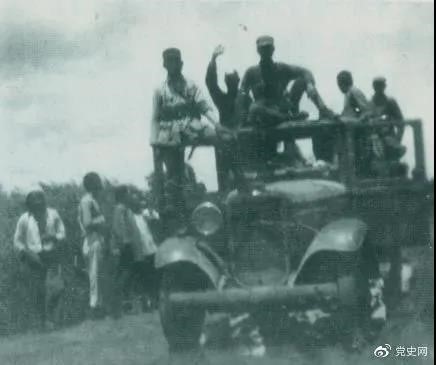1938年3月31日，129師在邯長公路的響堂鋪伏擊日軍，這是在戰(zhàn)斗中繳獲的汽車。