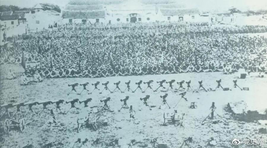 1932年4月20日，由紅一軍團(tuán)和紅五軍團(tuán)組成的東路軍攻占漳州，圖為攻占漳州后的部隊情形。