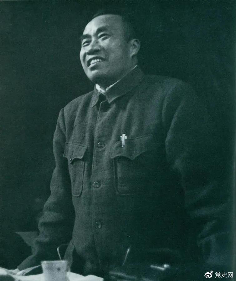 1945年4月25日，朱德在中國共產(chǎn)黨第七次全國代表大會上作題為《論解放區(qū)戰(zhàn)場》的軍事報(bào)告。