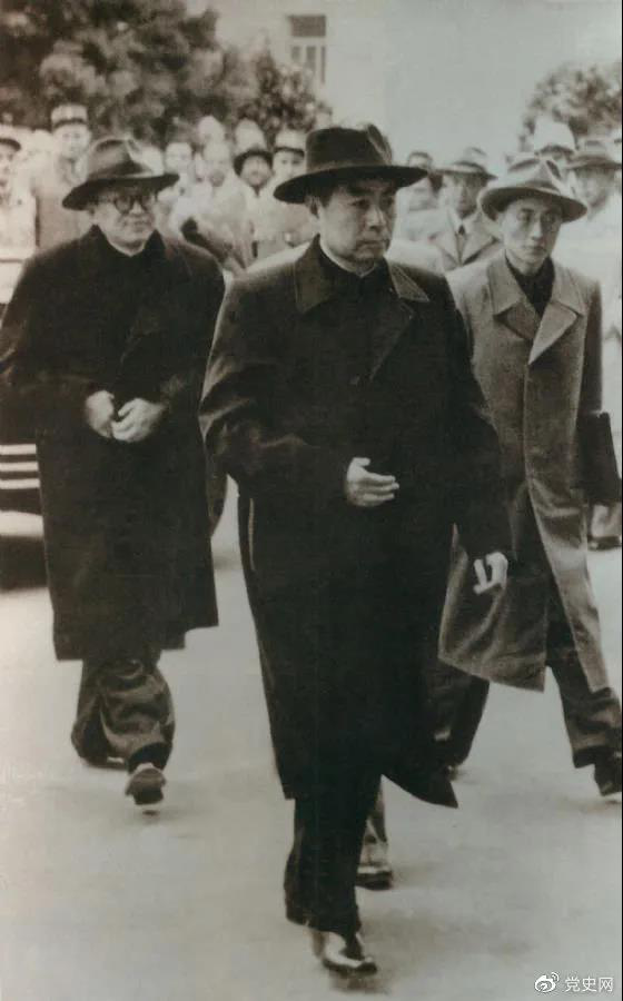 1954年4月26日，日內(nèi)瓦會議開幕。圖為周恩來率中國代表團進入會場。