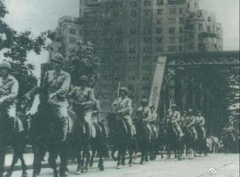 　　1949年5月，人民解放軍殲滅退守上海的敵軍15萬人，解放了這個中國最大的城市。圖為解放軍進駐上海。