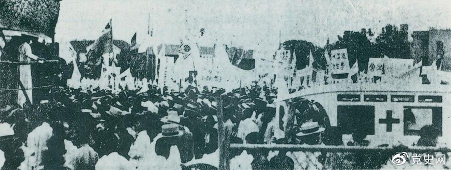 　　1925年6月7日，中國共產(chǎn)黨通過上?？偣?lián)合上海學生聯(lián)合會、上海各馬路商界聯(lián)合會等，成立了上海反帝運動的領導機關——工商學聯(lián)合會。11日，在該會的主持下，上海20萬群眾集會，通過了逞兇、賠償、取消領事裁判權等17項對外交涉條件。圖為大會盛況。