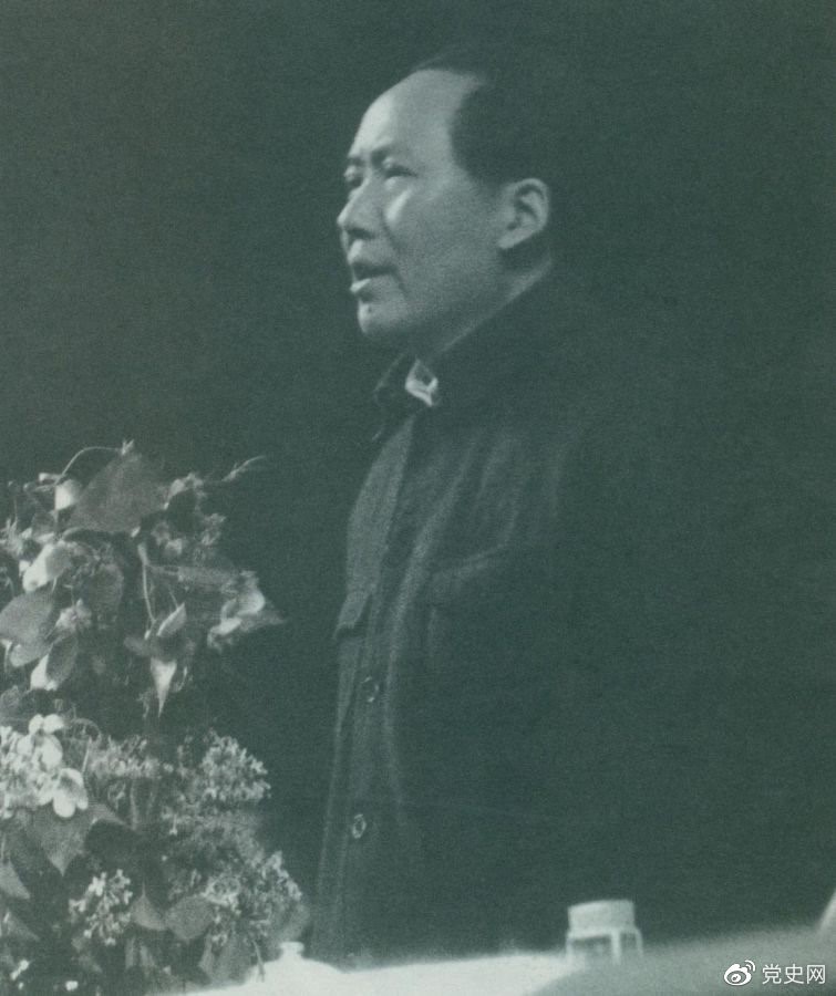 1945年6月11日，毛澤東在中國共產(chǎn)黨第七次全國代表大會(huì)上致閉幕詞。