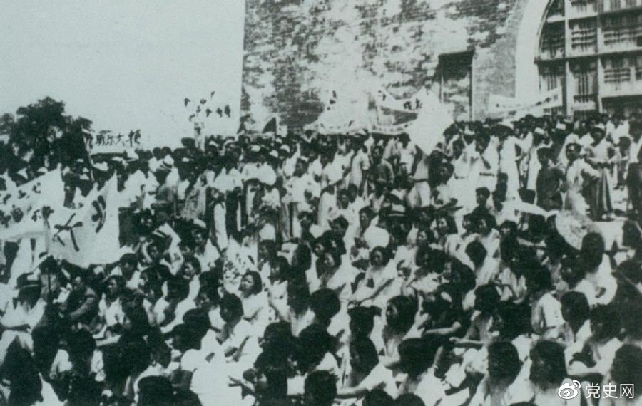 1936年6月13日，北平學(xué)生與市民在鼓樓前舉行聲勢浩大的抗日集會(huì)。