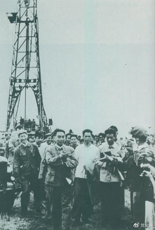 1962年6月，周恩來到大慶視察，這是在1202鉆井隊(duì)現(xiàn)場參觀。 