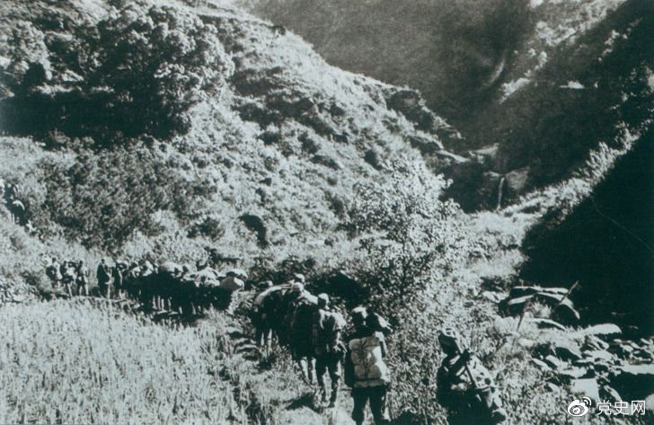 　　1947年6月，劉鄧大軍強(qiáng)渡黃河天險，千里躍進(jìn)大別山，揭開了中國人民解放軍戰(zhàn)略進(jìn)攻的序幕。