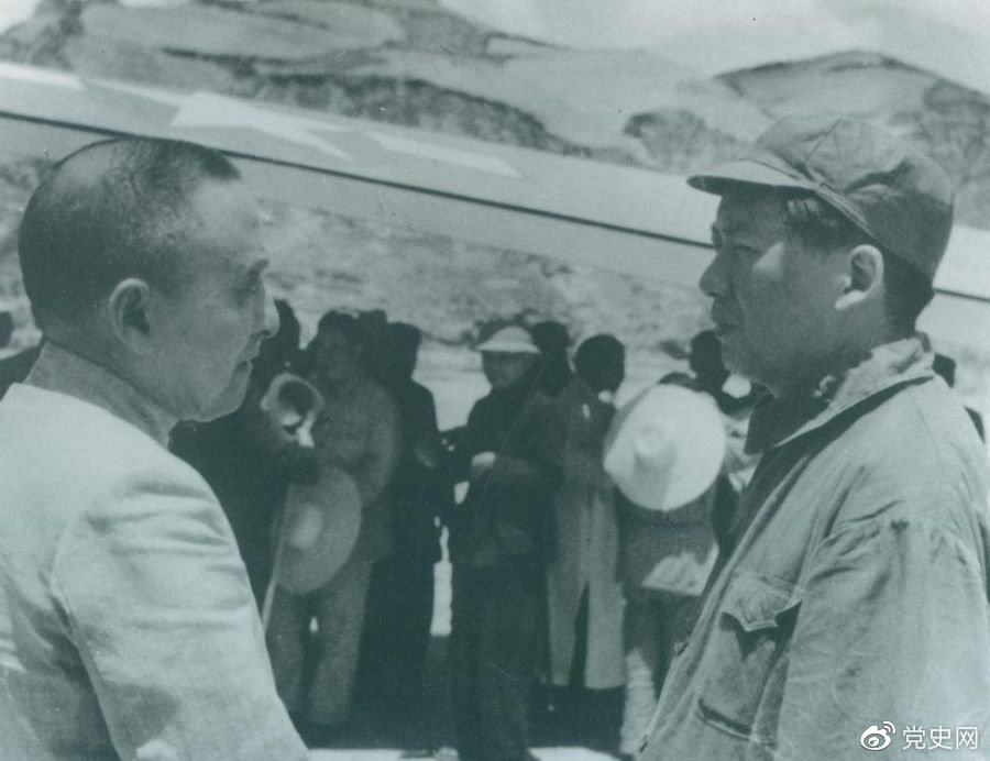 1945年7月1日，毛澤東歡迎黃炎培等民主人士來延安參觀。