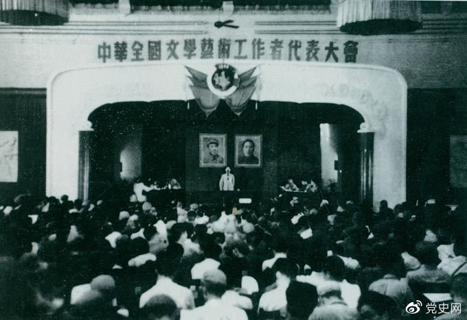 1949年7月2日至19日，第一次中華全國文學(xué)藝術(shù)工作者代表大會在北平召開。圖為大會會場。