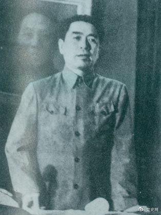1949年7月6日，周恩來出席中華全國文學(xué)藝術(shù)工作者代表大會。圖為周恩來在會上作政治報告。