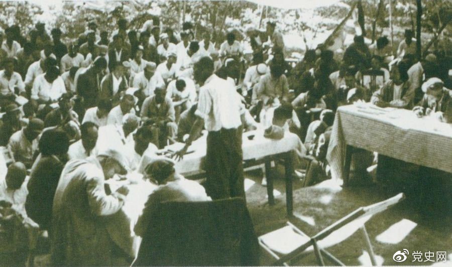 1947年7月17日至9月13日，全國(guó)土地會(huì)議在河北西柏坡召開。劉少奇主持會(huì)議并在會(huì)上作報(bào)告。