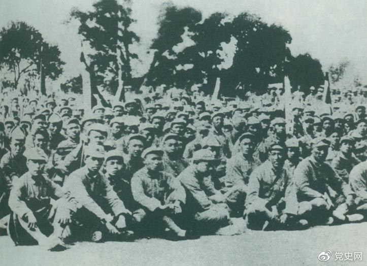 盧溝橋事變后的第11天，1937年7月18日，延安召開群眾大會，毛澤東發(fā)表演說。據(jù)當(dāng)時報載：“演詞激昂，聽眾均摩拳擦掌，熱血沸騰，愿赴抗日戰(zhàn)場，與日寇決一死戰(zhàn)。”