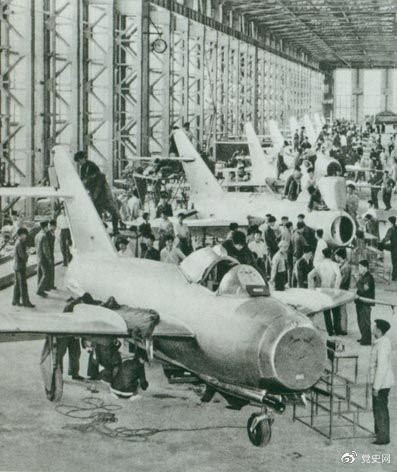 1956年7月19日，國產(chǎn)第一架噴氣式戰(zhàn)斗機(jī)在沈陽首次試飛成功，標(biāo)志著中國具備了獨(dú)立研制空軍武器裝備的能力。圖為國產(chǎn)第一批噴氣式飛機(jī)即將出廠。