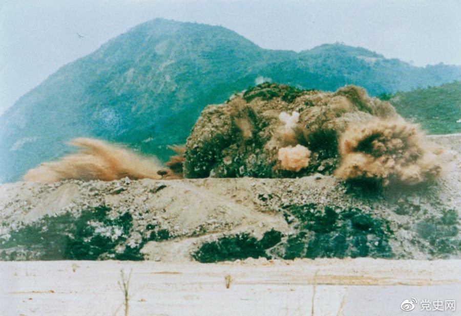 1979年7月20日，深圳蛇口工業(yè)區(qū)的建設(shè)者點燃開山炮時的場面。