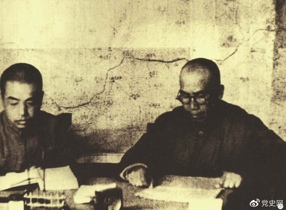 1945年8月，彭德懷任中央軍委副主席兼總參謀長(zhǎng)，協(xié)助毛澤東、朱德指揮對(duì)日軍的大反攻。圖為朱德和彭德懷在延安。