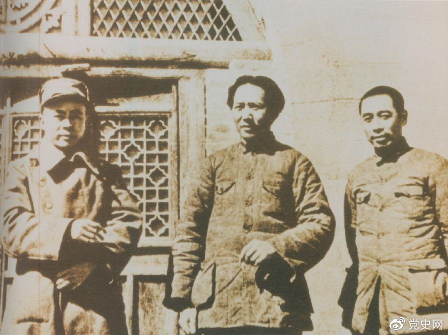 洛川會(huì)議上組成了新的中共中央革命軍事委員會(huì)，毛澤東為書(shū)記（亦稱(chēng)主席）。這是毛澤東、周恩來(lái)和任弼時(shí)的合影。