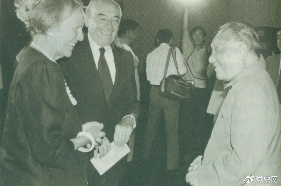 1987年8月29日，鄧小平在會見意大利共產黨領導人約蒂和贊蓋里時指出，中國處在社會主義初級階段。